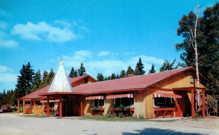 Roofs Wigwam - Vintage Postcard (newer photo)